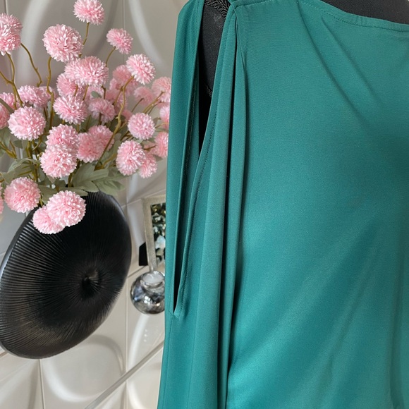 DB Women's Emerald Green Cold Shoulder Blouse with Bling Accents Size Small - Picture 3 of 12